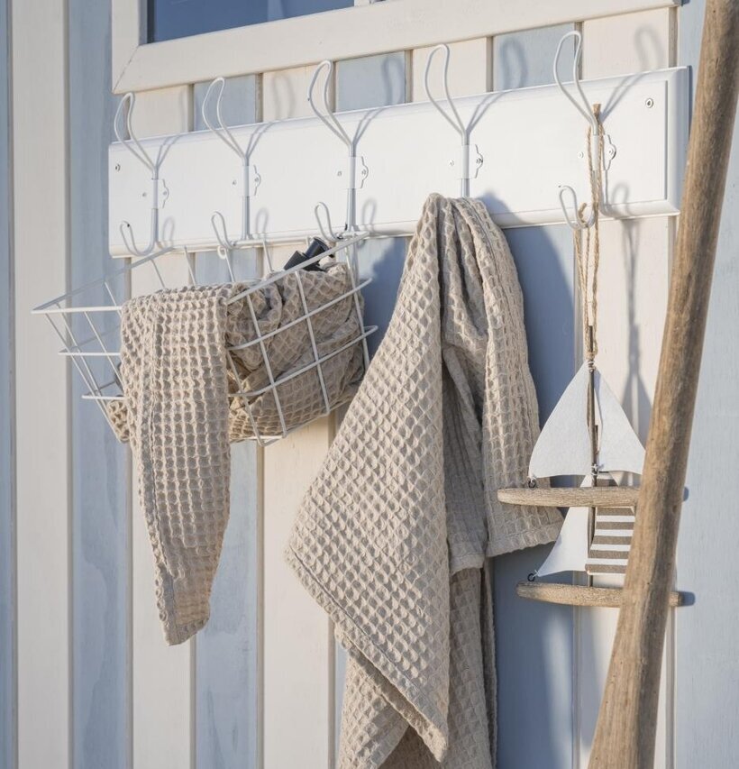 Foto av stilren klädhängare med skandinavisk design