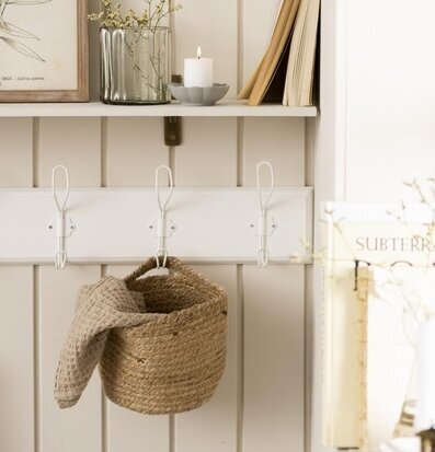 Bild av elegant organiserad hall med praktisk design