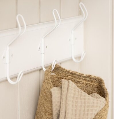 Bild av stilren klädhängare med tre vita krokar