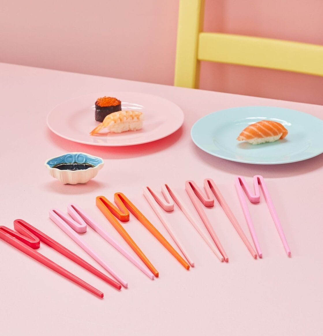 Bild av färgglada ätpinnar i harmonisk köksmiljö