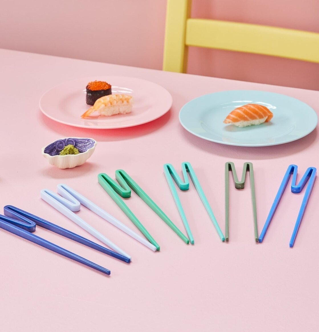 Ätpinnar Blå/Grön från Rice med sushi på ett rosa bord