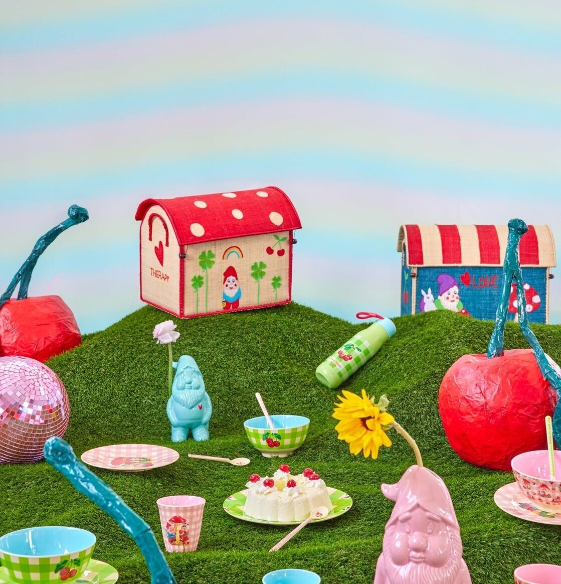 Bild av färgglad trädgårdspicknick och dekorationer