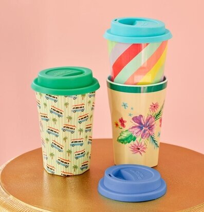 Bild av färgglada koppar med silikonlock på guldigt bord