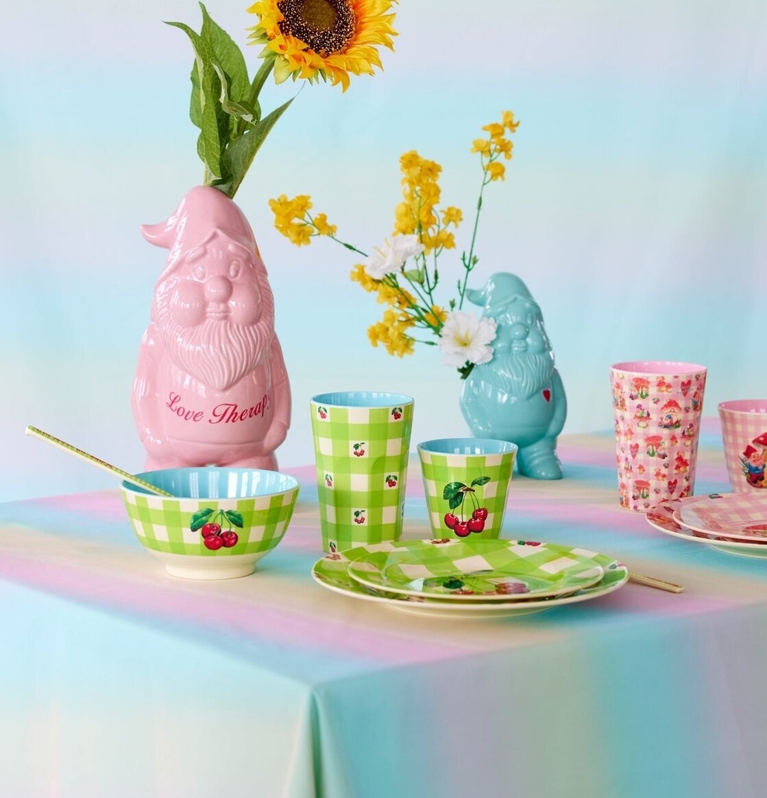 Foto av färgglatt och inspirerande festbord dukat