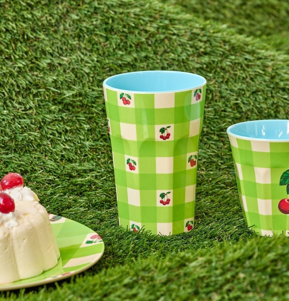 Bild av mugg och tallrik i färgglad och lekfull design