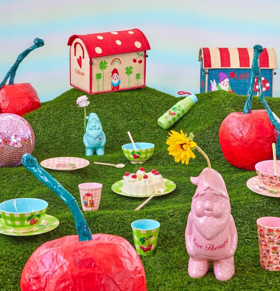 Bild av färgglad miniatyrvärld med körsbär och tomtar