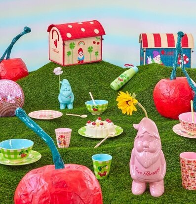 Bild av färgglad miniatyrvärld med körsbär och tomtar