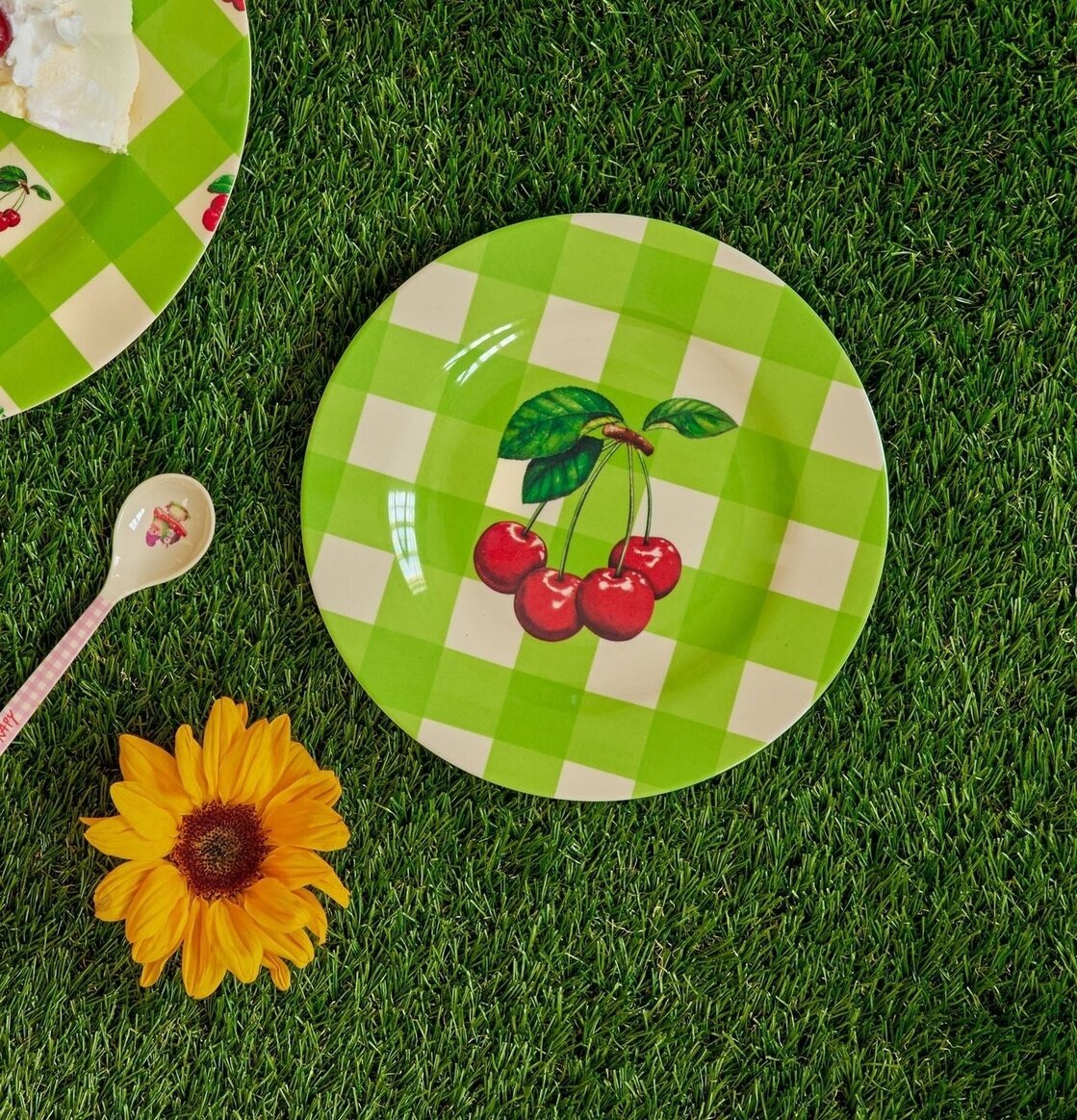 Bild av färgglad dukning med körsbärsmönster