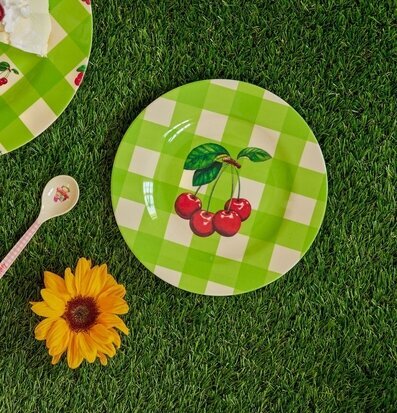 Bild av färgglad dukning med körsbärsmönster