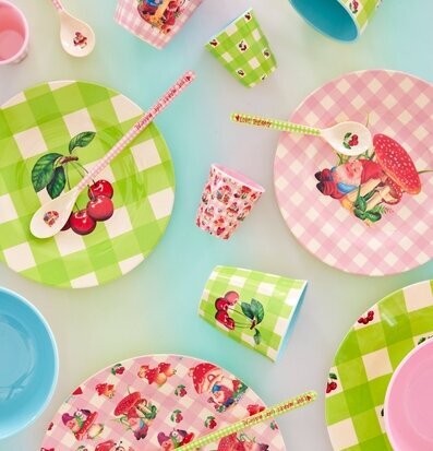 Bild av färgglada köksartiklar med körsbärsmotiv