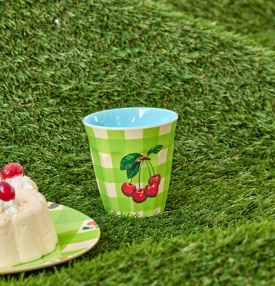 Bild av somrig mugg och tallrik med körsbärsmotiv