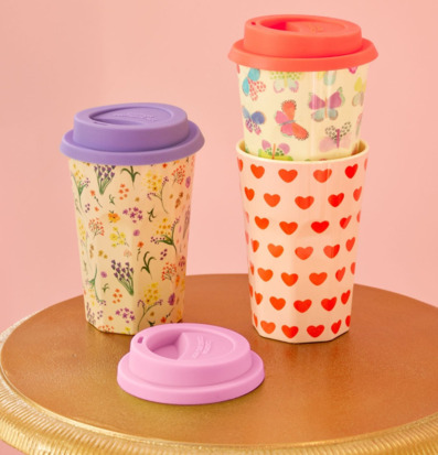 Bild av färgglada resekoppar med silikonlock