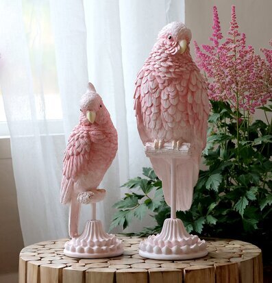 Bild av harmonisk inredning med rosa papegojor