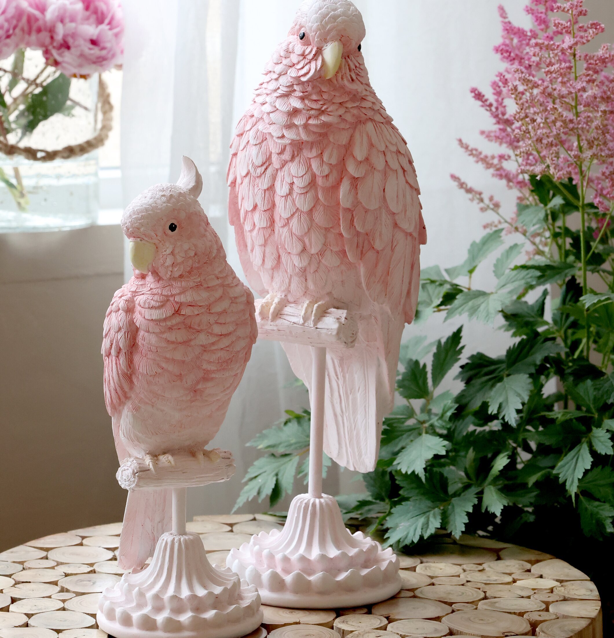 Papegoja Stativ Rosa från Chic Antique på dekorativt bord