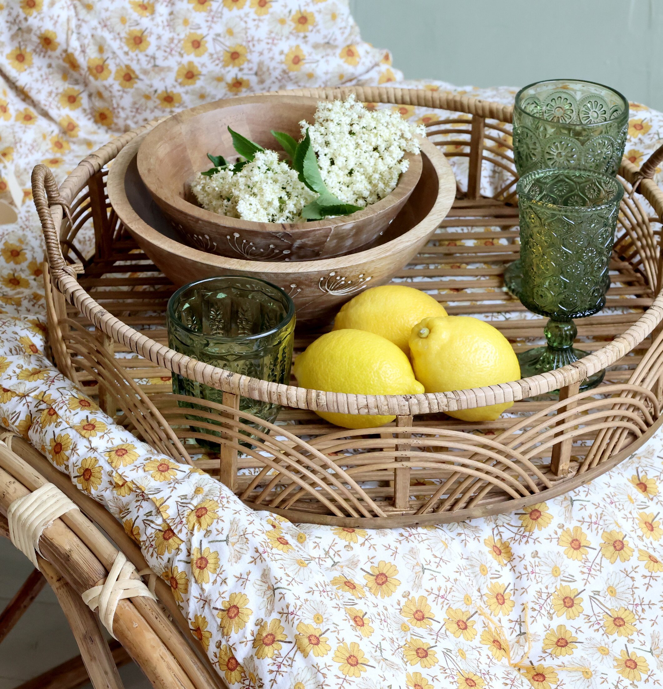 Serveringsbricka Natur från Chic Antique med glas och citroner