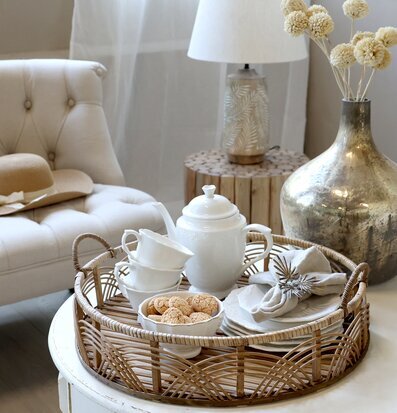 Bild av stilfullt vardagsrum med serveringsbricka