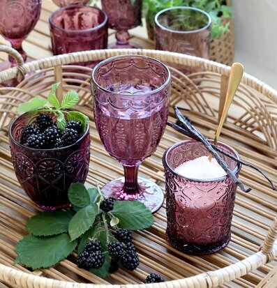 Bild av elegant serveringsarrangemang med naturlig charm