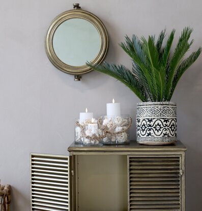 Bild av stilfull och harmonisk inredning med spegel