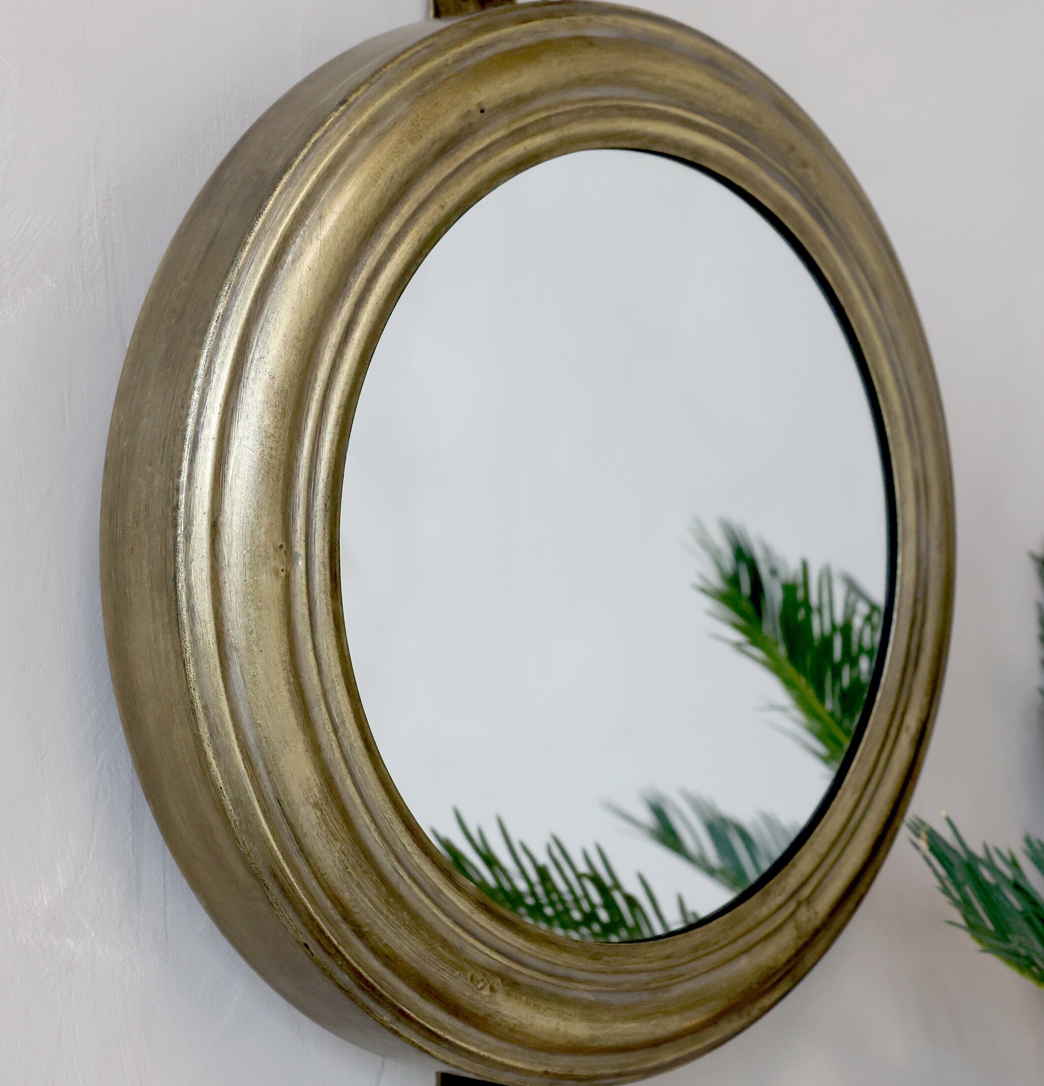 Väggspegel Antik Mässing från Chic Antique på ljus vägg