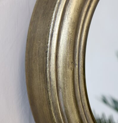 Bild av antik spegel med mässingsfärgad ram