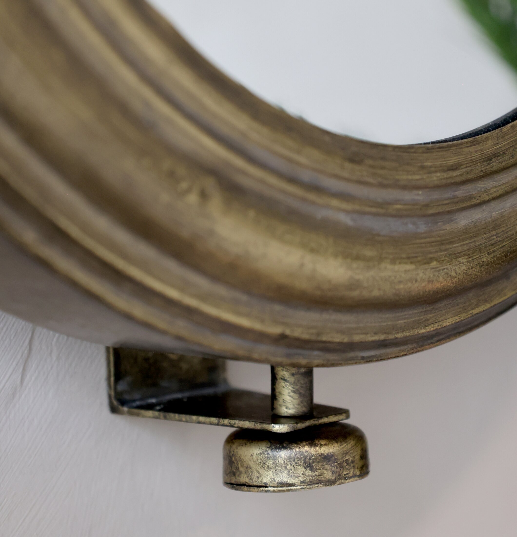 Väggspegel Antik Mässing från Chic Antique mot vit vägg