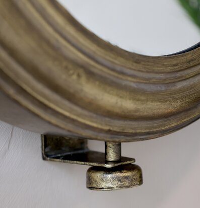 Bild av väggspegel med antik mässingsram