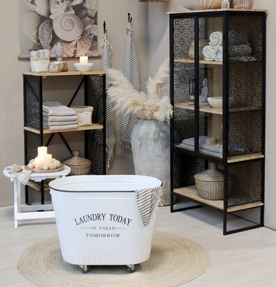 Bild av smakfullt arrangerat rum med tvättkorg på hjul