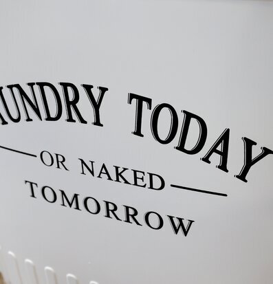 Foto av humoristisk tvättkorg med stilfull text