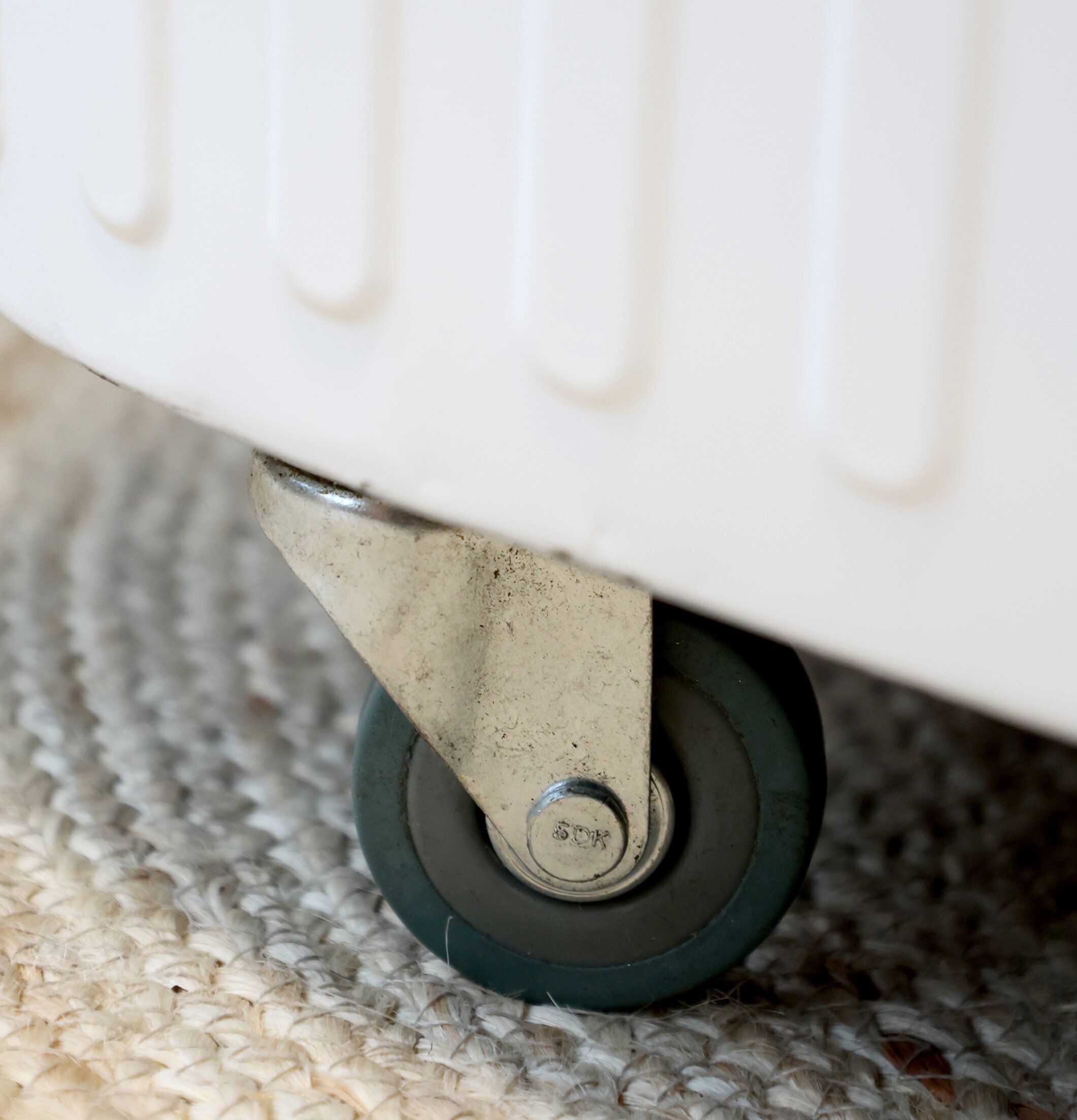 Tvättkorg På Hjul från Chic Antique i ljus nyans på matta