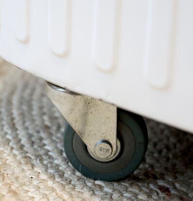 Foto av robust hjul och elegant tvättkorgsdesign