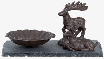 Foto av dekorativt fågelbad med hjortar i trädgård