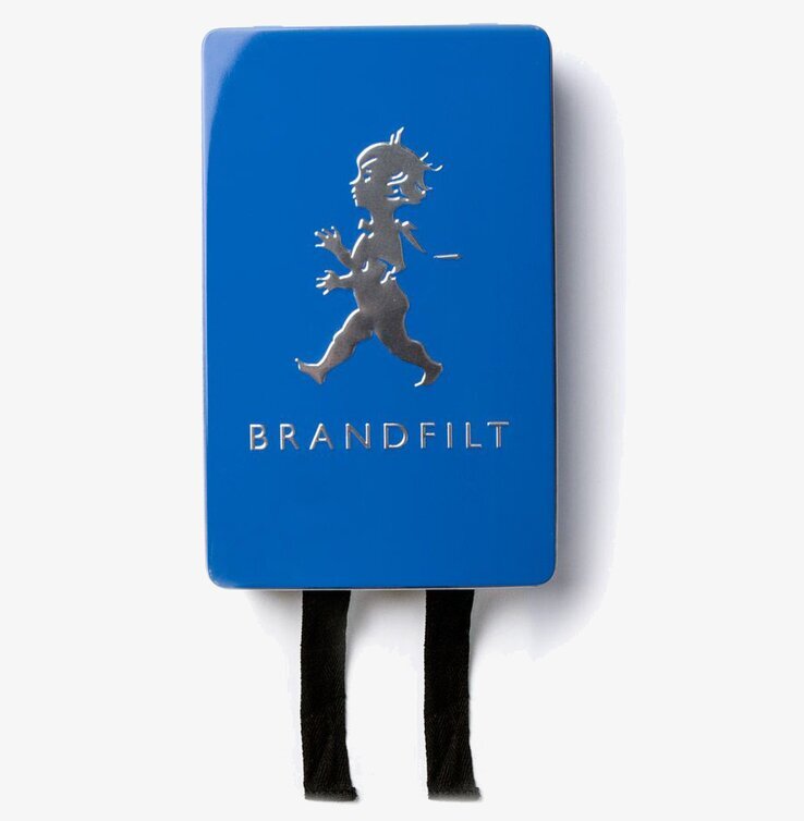 Foto av blå brandfilt i stilrent och praktiskt fodral