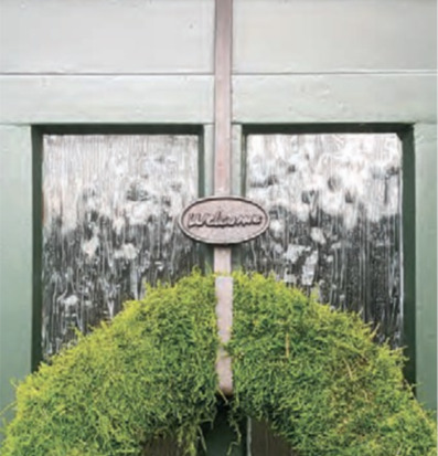 Foto av stilfull dörrdekoration med kranshållare