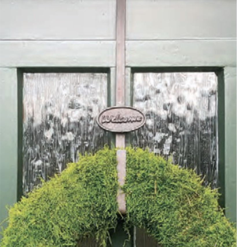 Foto av stilfull dörrdekoration med kranshållare