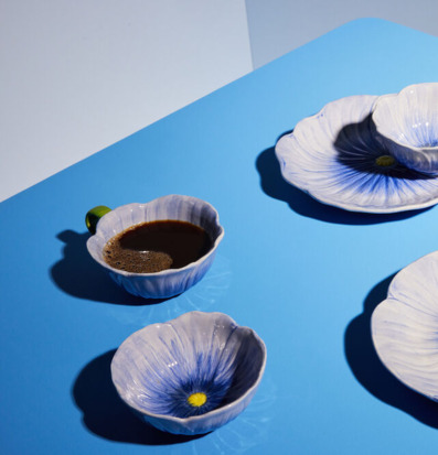 Bild av eleganta serveringsartiklar i blå keramik