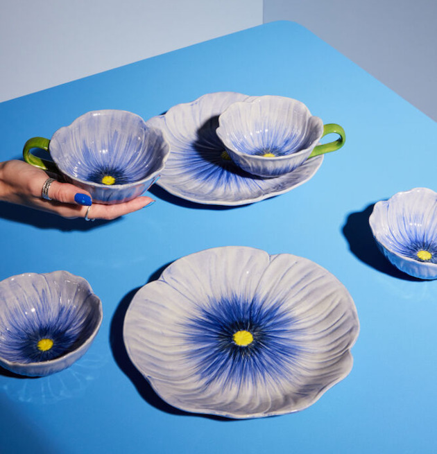 Skål Poppy Blå från By ON på blått bord med fler produkter