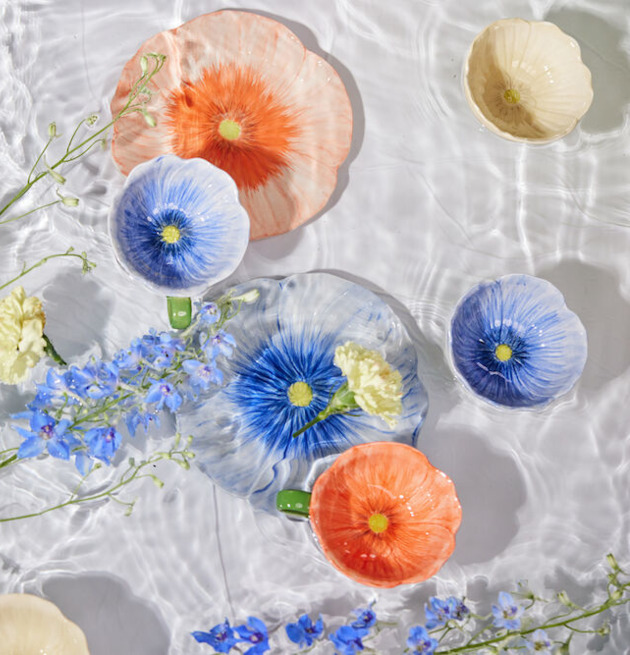 Skål Poppy Blå från By ON med blommor och vattenreflektioner