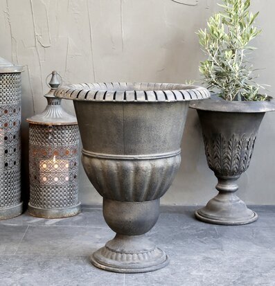 Bild av elegant scen med antikgrå kruka och lyktor