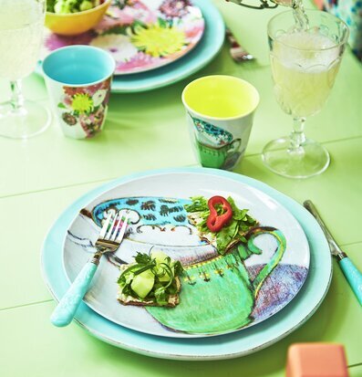 Bild av färgglad bordsdukning med livfulla detaljer