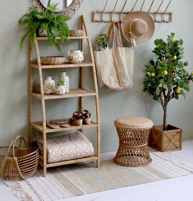 Bild av jordnära och harmonisk inredning med stil