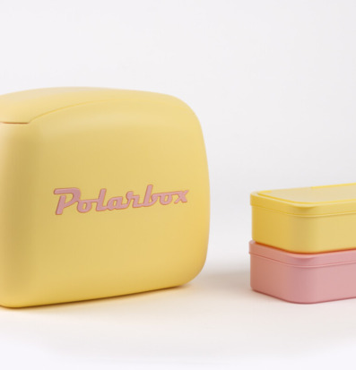 Bild av gul kylväska med rosa detaljer och matlådor