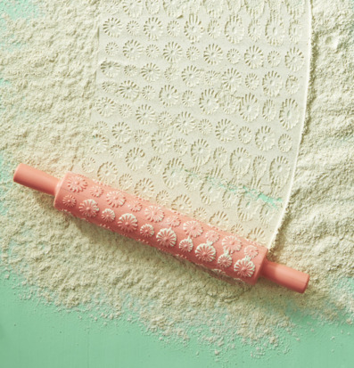 Bild av dekorativ kavel med blommönster i aprikosfärg