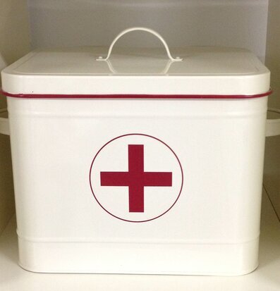 Bild av vit medicinlåda i plåt med rött kors