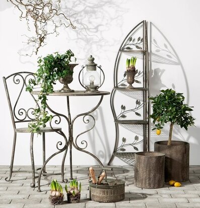 Bild av harmonisk inredning med grön hörnhylla