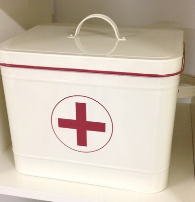 Bild av stilfull och praktisk medicinlåda i metall