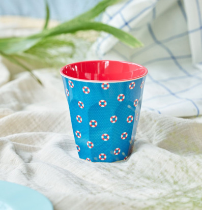 Bild av livfull mugg med färgglatt och lekfullt mönster