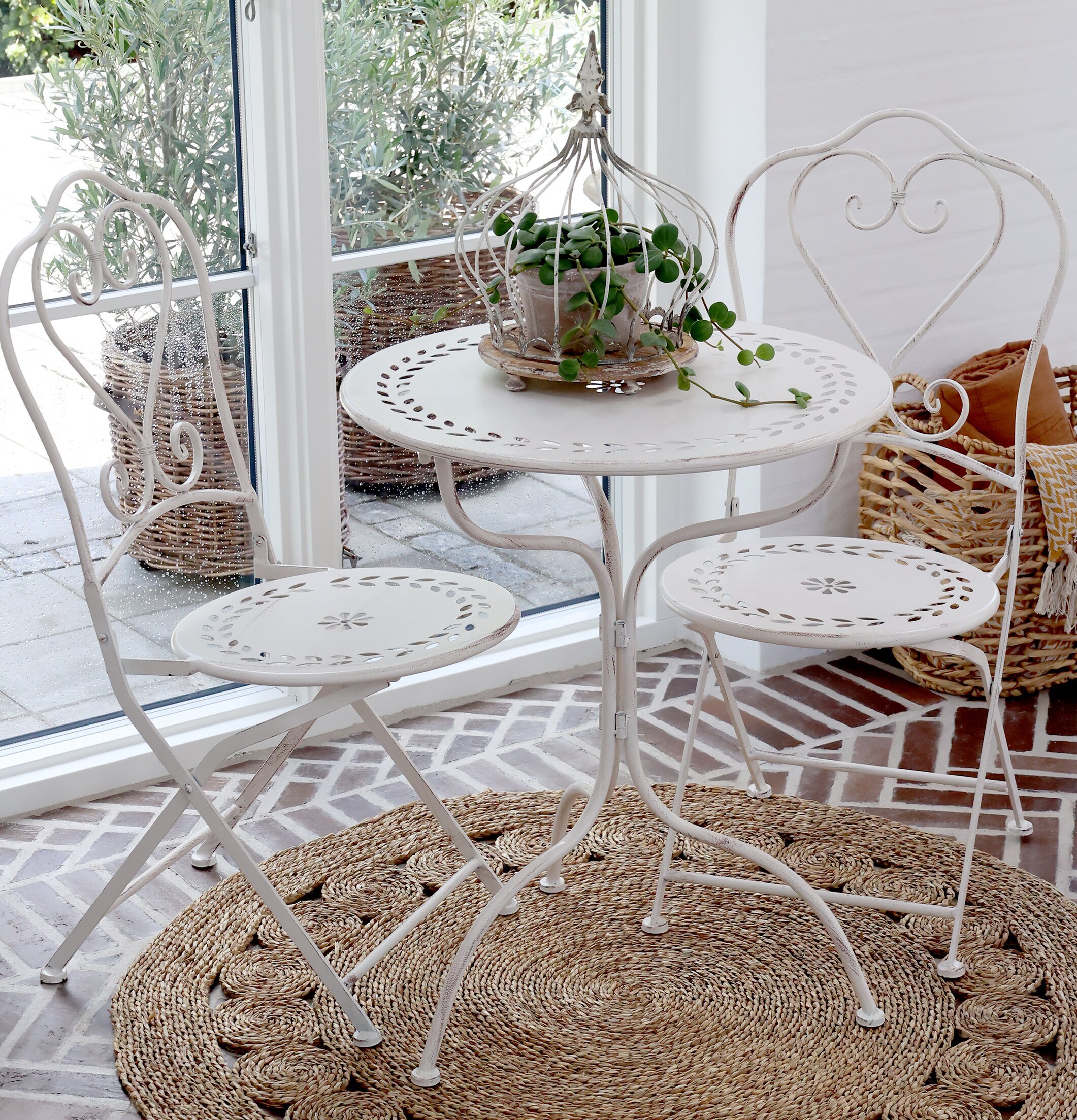 Caféset Antique Creme från Chic Antique i ljust rum