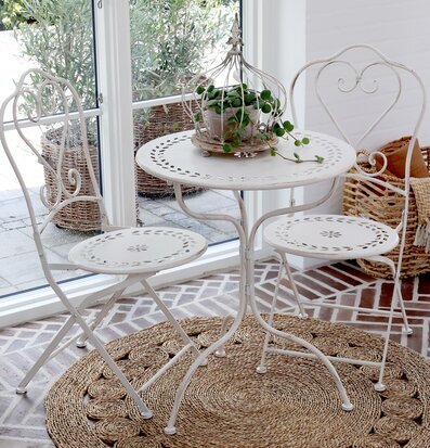 Bild av charmigt caféset i harmonisk inredningsstil