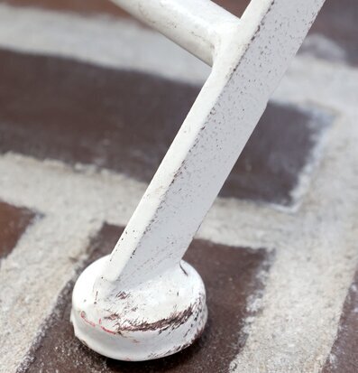 Bild av antikvitt caféset med rustik vintagekänsla