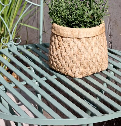 Foto av charmigt caféset med lavendel och grönska